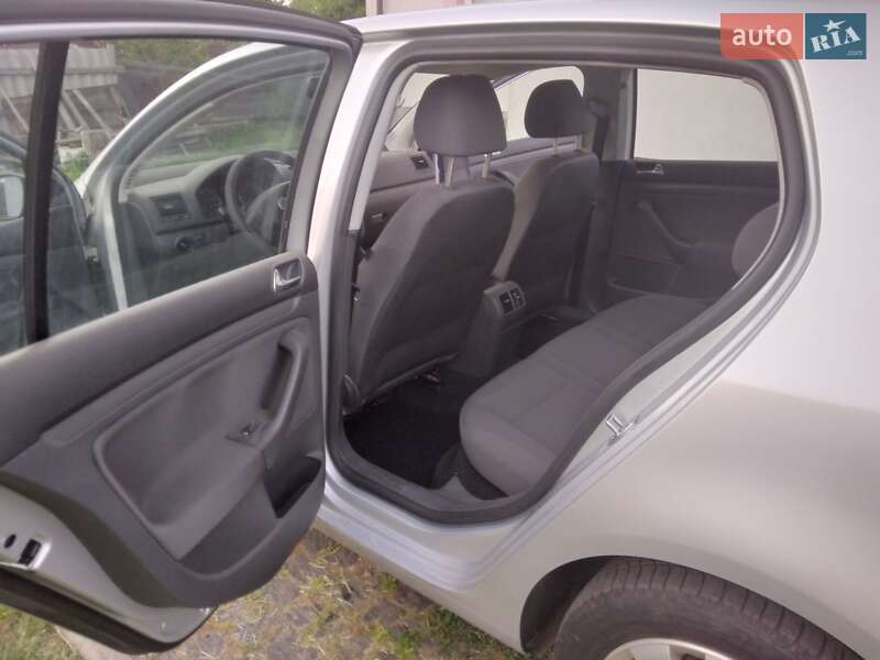 Хэтчбек Volkswagen Golf 2006 в Остроге