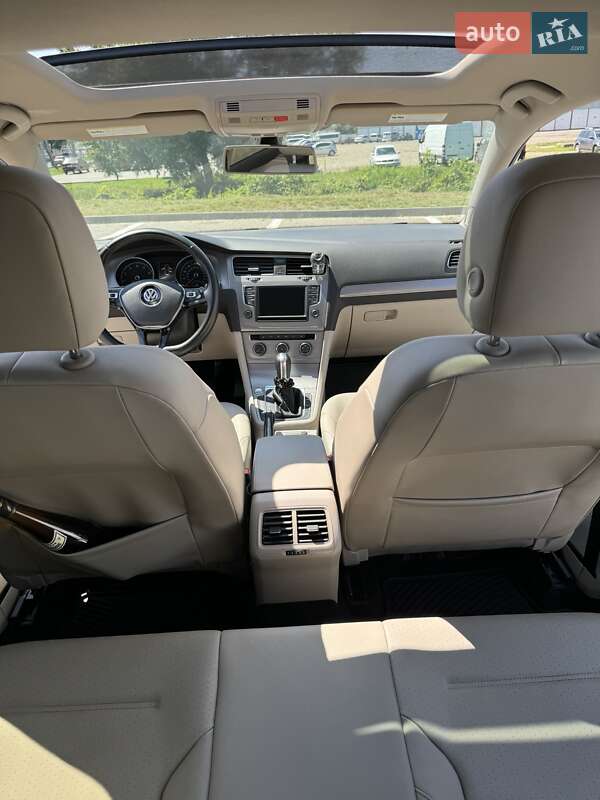 Хэтчбек Volkswagen Golf 2016 в Черновцах