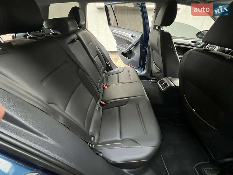 Універсал Volkswagen Golf 2015 в Рівному