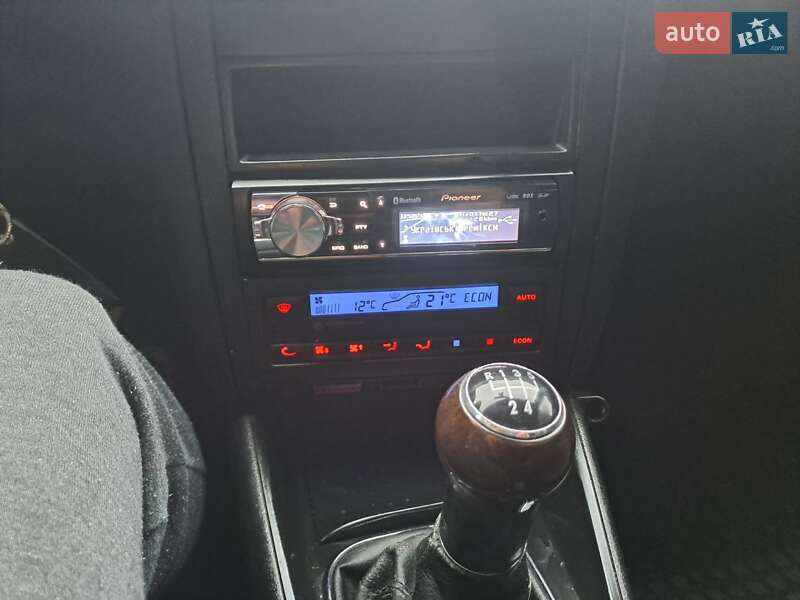 Хэтчбек Volkswagen Golf 2002 в Долине