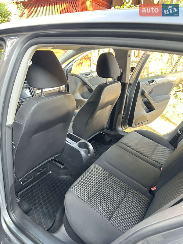 Хетчбек Volkswagen Golf 2011 в Сторожинці