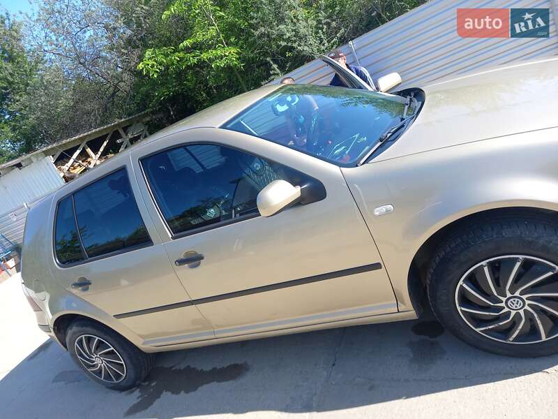 Хетчбек Volkswagen Golf 2003 в Бориславі