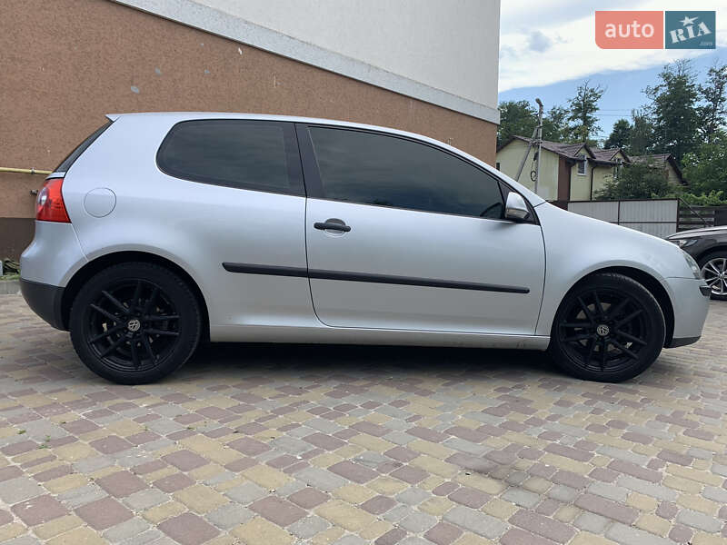 Хетчбек Volkswagen Golf 2004 в Києві