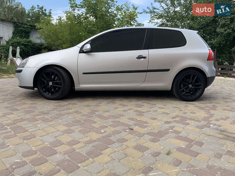 Хетчбек Volkswagen Golf 2004 в Києві