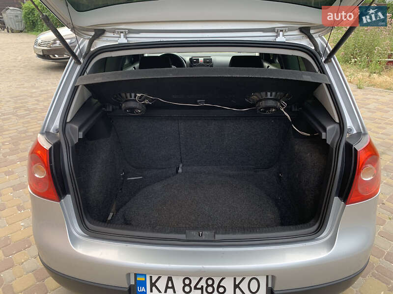 Хетчбек Volkswagen Golf 2004 в Києві