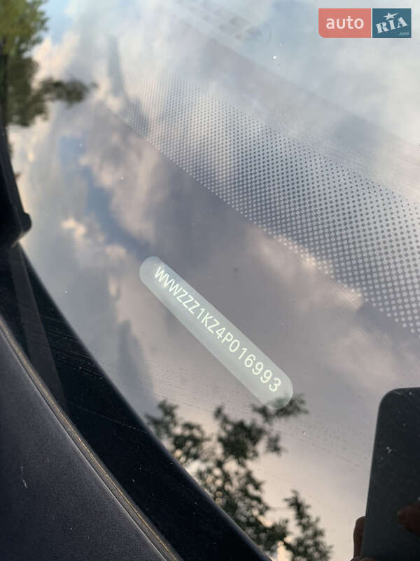 Хетчбек Volkswagen Golf 2004 в Києві