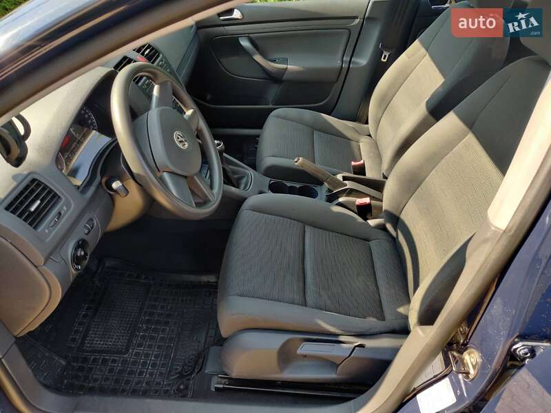 Хэтчбек Volkswagen Golf 2004 в Хмельницком