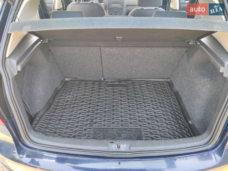 Хэтчбек Volkswagen Golf 2004 в Хмельницком