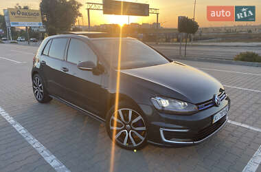 Хэтчбек Volkswagen Golf 2015 в 