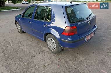 Хетчбек Volkswagen Golf 2002 в Гощі