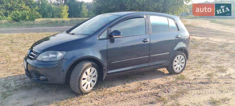 Хэтчбек Volkswagen Golf 2005 в Краснограде