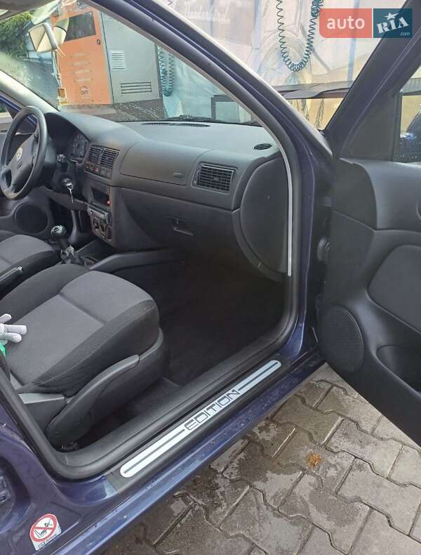 Універсал Volkswagen Golf 2001 в Чернівцях