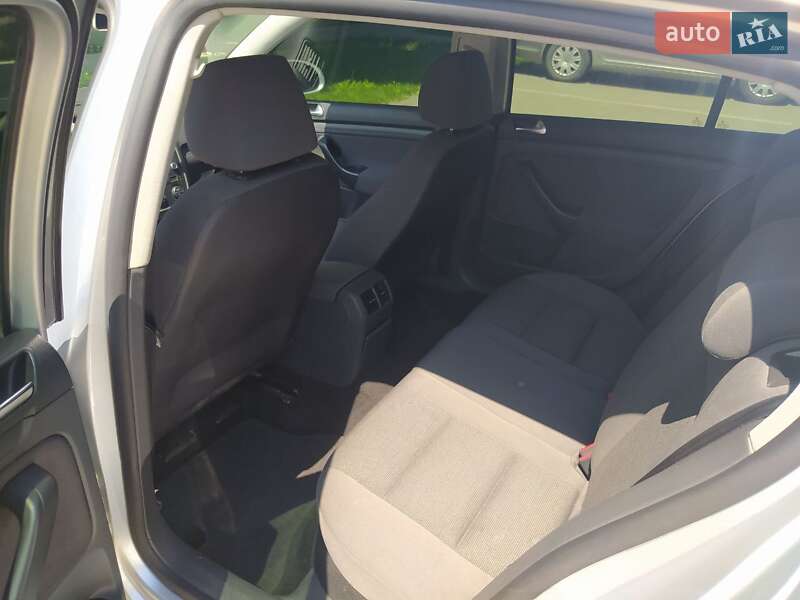 Хэтчбек Volkswagen Golf 2008 в Ужгороде