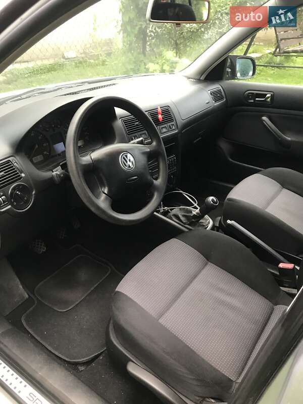 Хетчбек Volkswagen Golf 2001 в Самборі