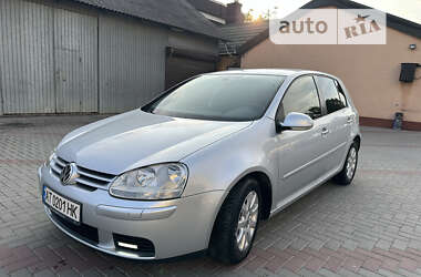 Хэтчбек Volkswagen Golf 2005 в Черновцах