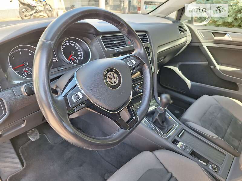Хетчбек Volkswagen Golf 2019 в Сваляві