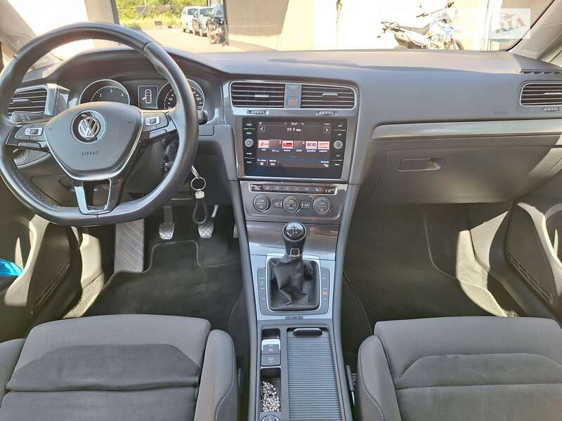 Хетчбек Volkswagen Golf 2019 в Сваляві