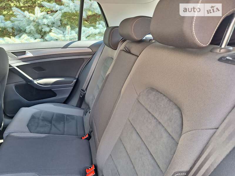 Хетчбек Volkswagen Golf 2019 в Сваляві