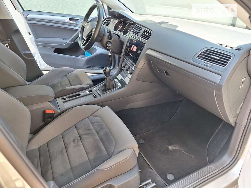 Хетчбек Volkswagen Golf 2019 в Сваляві