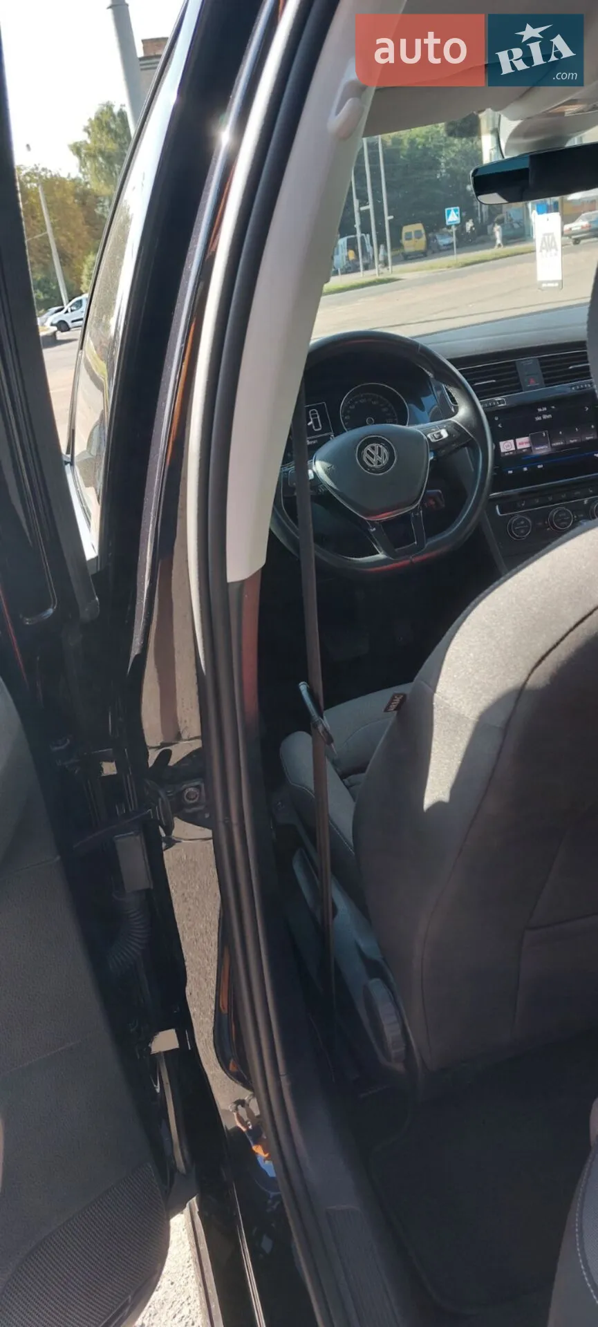 Volkswagen Golf 2017 VIN WVWZZZAUZHP750875 фото оголошення 22 з 50