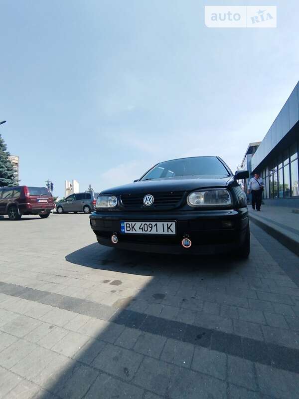 Хэтчбек Volkswagen Golf 1997 в Вараше