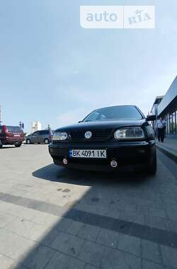 Хэтчбек Volkswagen Golf 1997 в Вараше