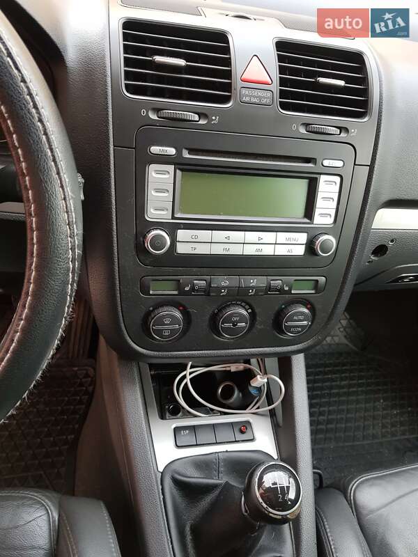 Універсал Volkswagen Golf 2004 в Житомирі