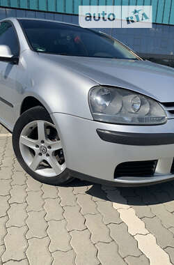 Хетчбек Volkswagen Golf 2004 в Мостиській