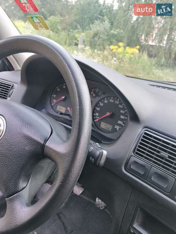 Хэтчбек Volkswagen Golf 2001 в Гоще