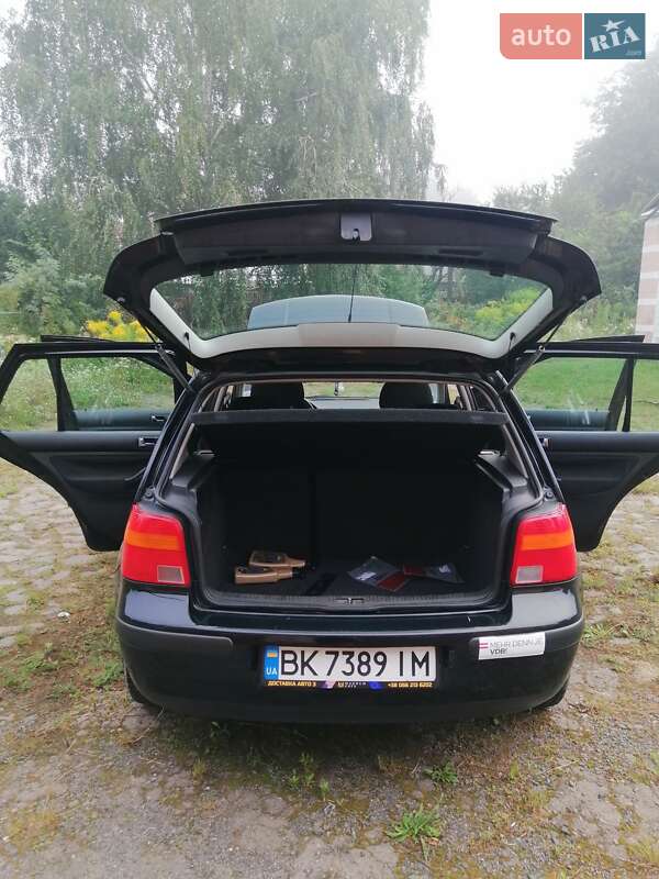 Хэтчбек Volkswagen Golf 2001 в Гоще