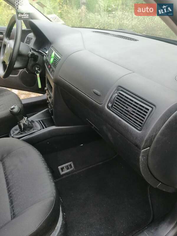 Хэтчбек Volkswagen Golf 2001 в Гоще