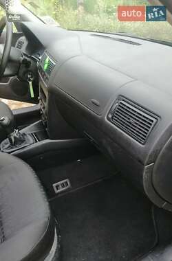 Хэтчбек Volkswagen Golf 2001 в 