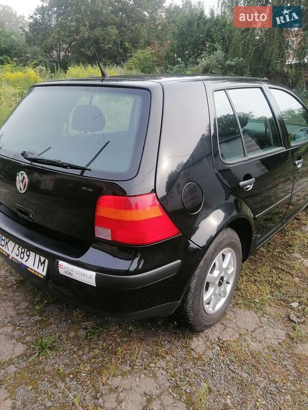 Хэтчбек Volkswagen Golf 2001 в Гоще