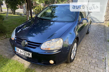 Хэтчбек Volkswagen Golf 2005 в Ровно