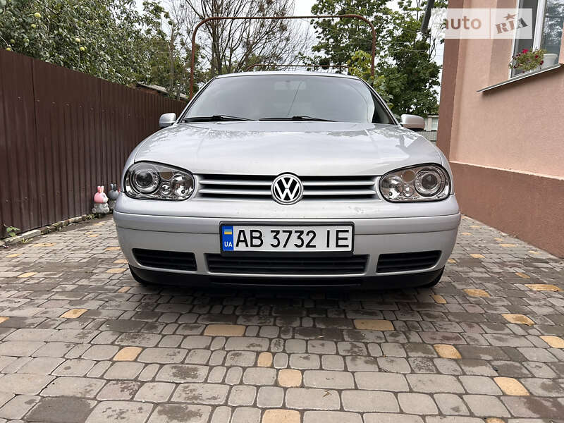 Хэтчбек Volkswagen Golf 2000 в 