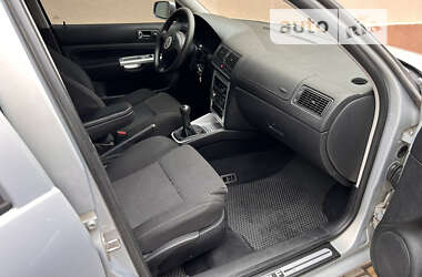 Хэтчбек Volkswagen Golf 2000 в 