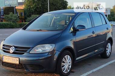 Хэтчбек Volkswagen Golf 2005 в Житомире