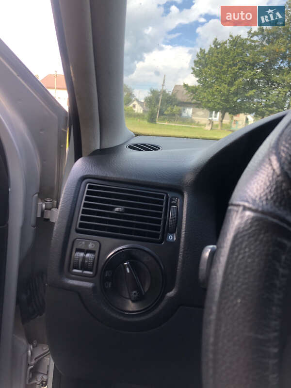 Хетчбек Volkswagen Golf 1999 в Щирце