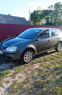 Хетчбек Volkswagen Golf 2005 в Рокитному