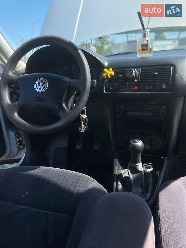 Хетчбек Volkswagen Golf 1998 в Чернівцях