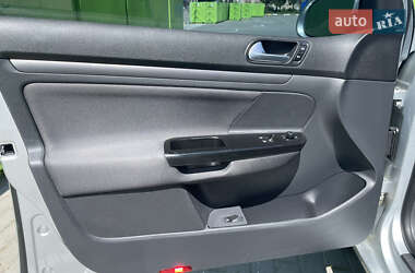 Хэтчбек Volkswagen Golf 2005 в 