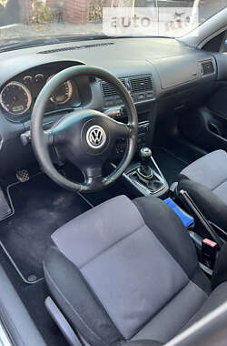 Хэтчбек Volkswagen Golf 2002 в Черновцах