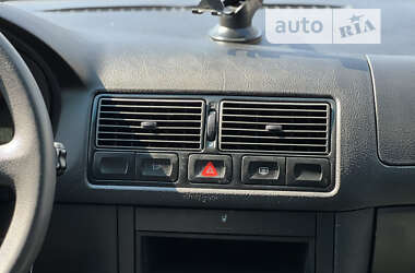 Хэтчбек Volkswagen Golf 2003 в 