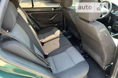 Хэтчбек Volkswagen Golf 2003 в 