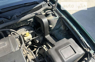 Хэтчбек Volkswagen Golf 2003 в 