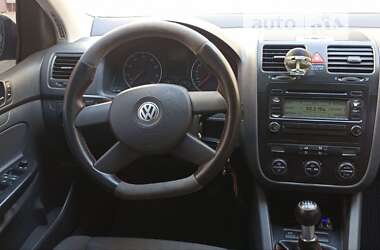 Хэтчбек Volkswagen Golf 2005 в 