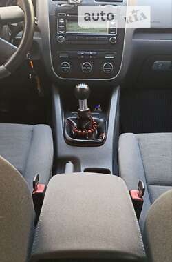 Хэтчбек Volkswagen Golf 2005 в 