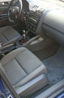 Хэтчбек Volkswagen Golf 2005 в 