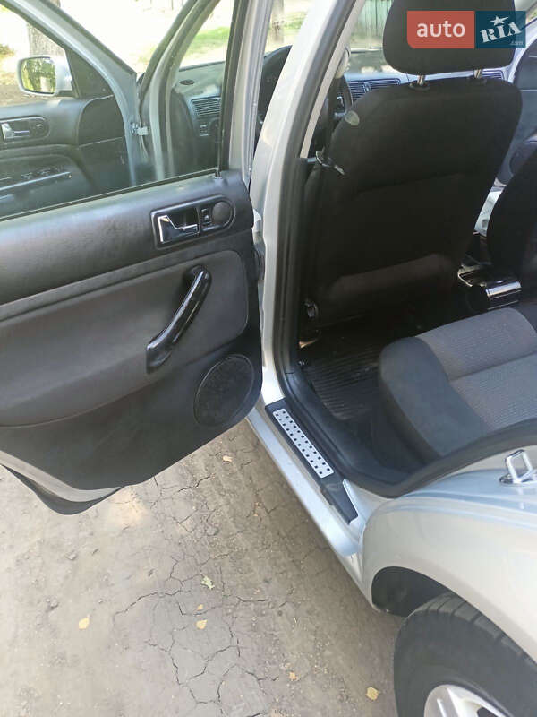 Хэтчбек Volkswagen Golf 2001 в Гадяче