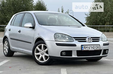 Хэтчбек Volkswagen Golf 2004 в Киеве